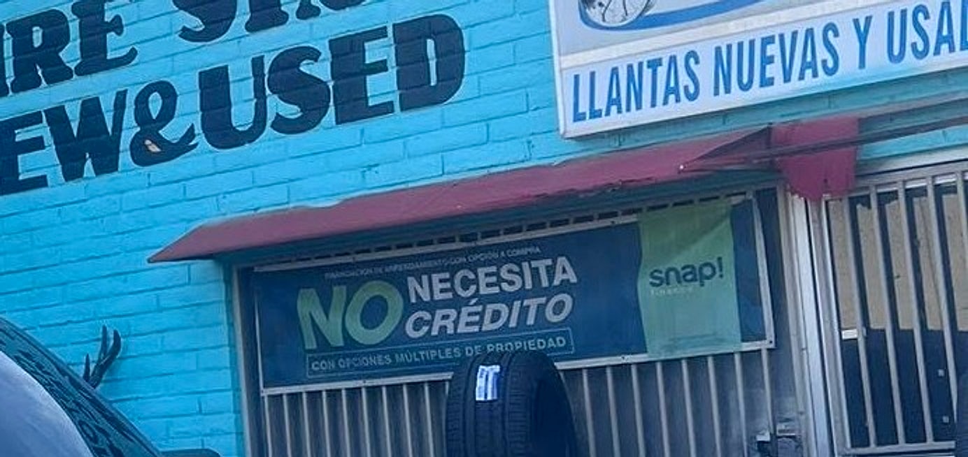 The red awning and the Snap “No necesita crédito” banner in the shop window